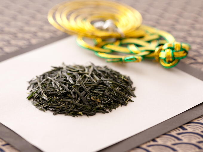 Tea leaves are shiny with a deep green color. The aroma is young and fresh.