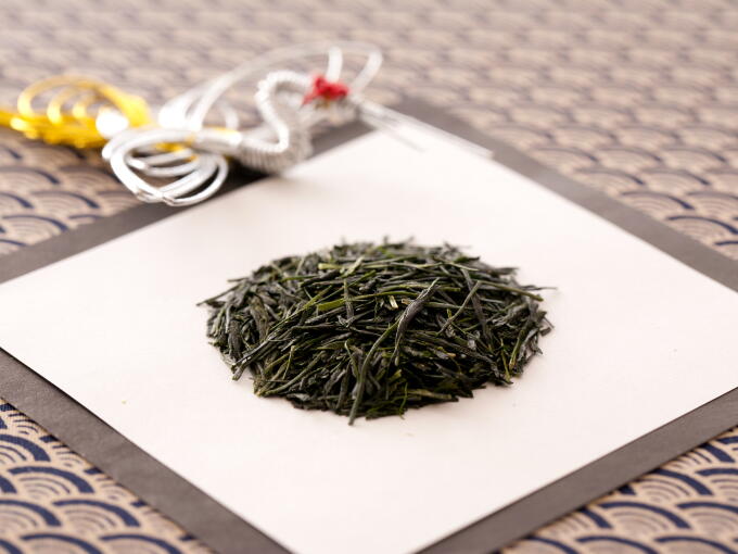 Tea leaves are shiny and fine with a deep green color. The aroma is young and fresh.