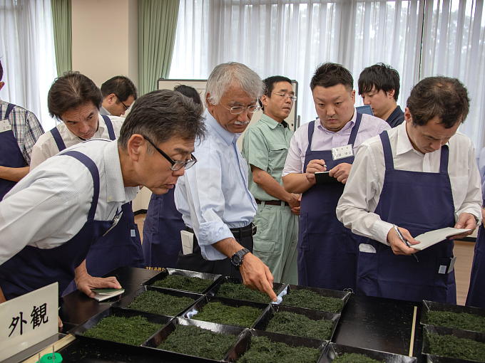 Executives of the tea industry association serve as judges of the exclusive competition. They strictly judge and critique the contributed teas to provide feedback to tea farmers and producers in order to improve Japanese tea.