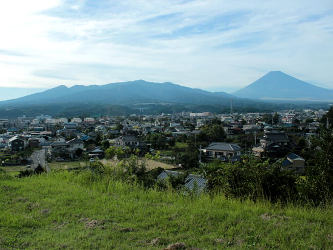 View of Mt. Fuji from today's SUSONO area. Would you image the scene of cranes flying across a fantastic sunrise and Mt. Fuji many years ago?