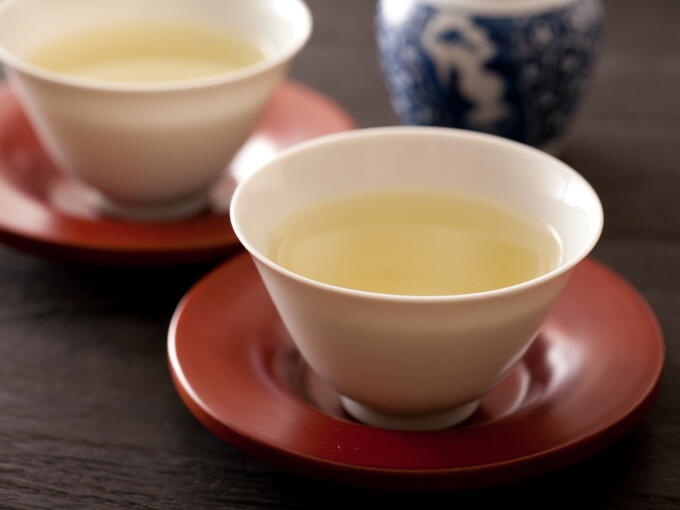 Brewed infusion color of this tea is pure yellow green. This is especially the case with higher grade traditional Sencha (Uji/Kyoto style). The hand-picked tea is translucent yet rich and cloudy, with a smooth and mellow flavor and delicately astringent aroma.