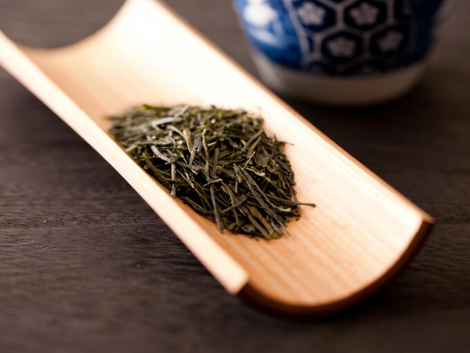 Tea leaves have a smooth and gentle astringent aroma. Tea leaves of traditional Sencha (Uji/Kyoto style) are shiny, deep green, and not too fine but moderate in size.