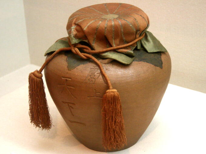 The tea jar in the picture was used to bestow tea leaves harvested in Uji to the SHOGUN from 1623 until 1867.